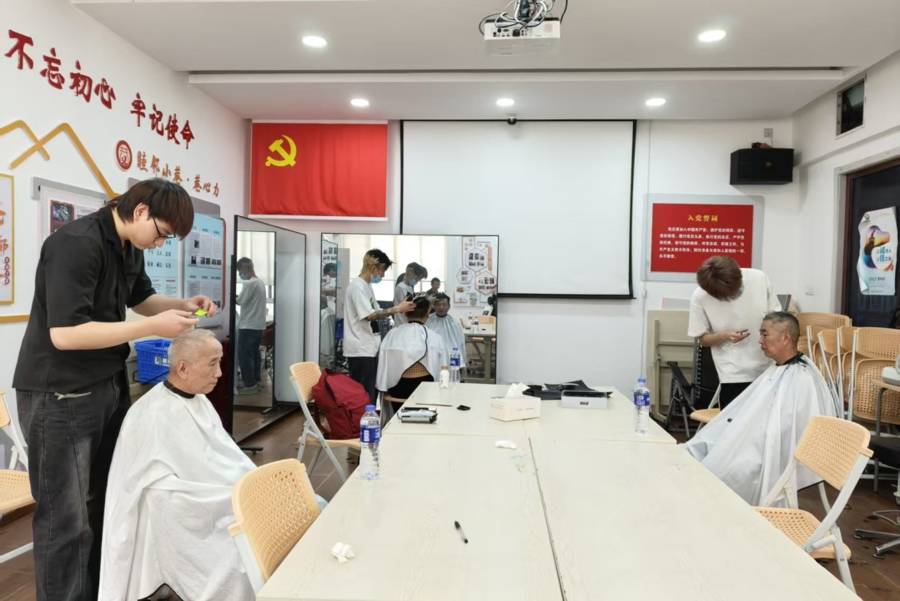 暑热炎炎<strong></p>
<p>方管</strong>,独居老人的安全谁来管?这个街道有“凉方”:方管